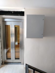 أسانسير بابواب معدنية ونوافذ زجاجية