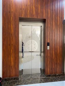 أسانسير بزخارف زجاجية ومعدنية – تصميم فاخر وأداء متطور